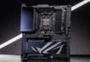 Placa madre ASUS Crosshair AM5 con diseño moderno y detalles en negro y plata, destacando su sofisticación para entusiastas.