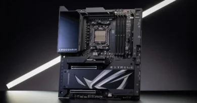 Placa madre ASUS Crosshair AM5 con diseño moderno y detalles en negro y plata, destacando su sofisticación para entusiastas.