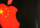 Logotipo de Apple con la bandera de China, relacionado con la presión de Apple sobre el gobierno de EE.UU. para importar DRAM.