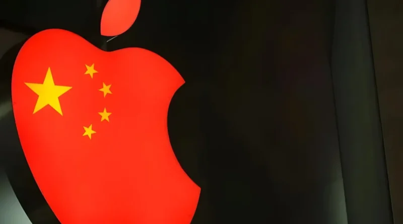 Logotipo de Apple con la bandera de China, relacionado con la presión de Apple sobre el gobierno de EE.UU. para importar DRAM.