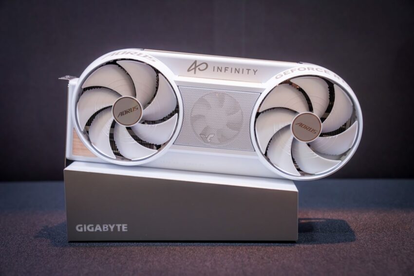 Tarjeta gráfica Gigabyte GeForce AORUS Infinity con diseño blanco, dos ventiladores prominentes y base gris.