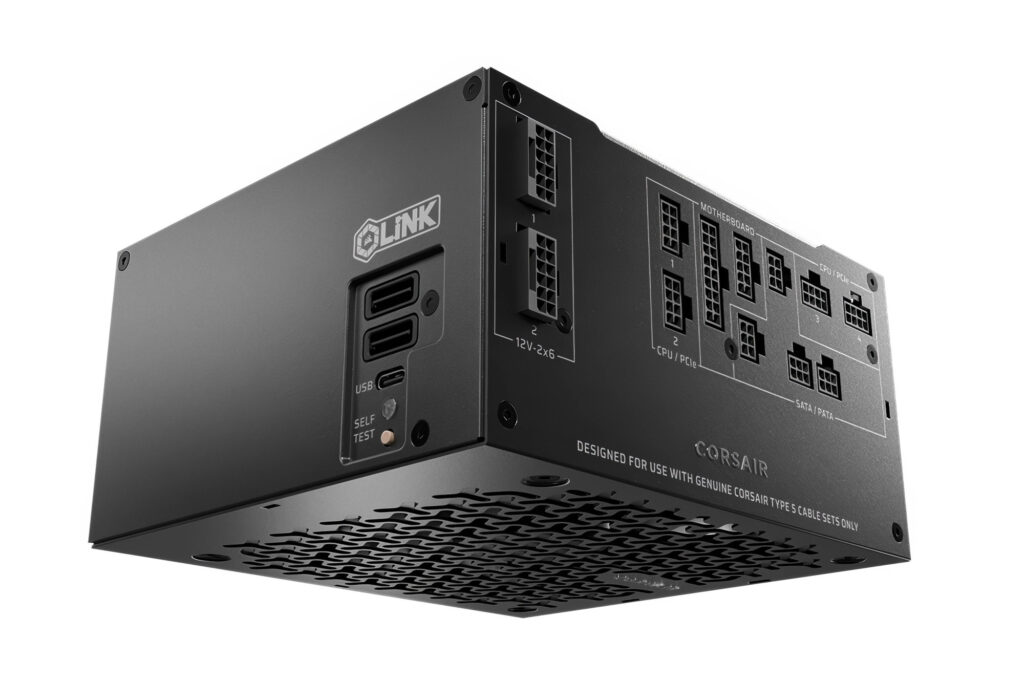 Fuente de poder Corsair negra con múltiples puertos, incluyendo USB y conexiones para hardware, con diseño compacto y ventilación en la base.