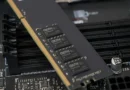 Módulo de memoria DDR5 de CXMT sobre una placa base negra, con chips visibles y ranuras para instalación.