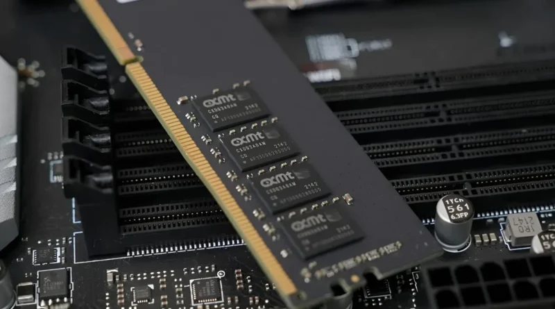 Módulo de memoria DDR5 de CXMT sobre una placa base negra, con chips visibles y ranuras para instalación.
