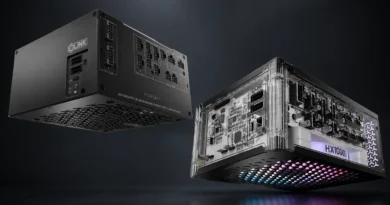 Fuentes de alimentación Corsair: una en negro mate y la otra con panel transparente iluminado, mostrando conexiones y componentes internos.