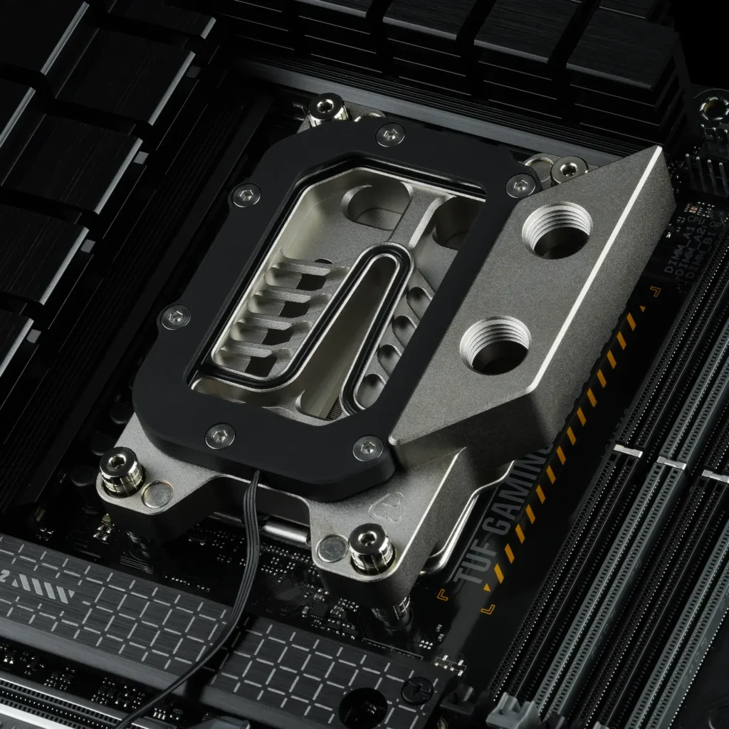 Bloque de agua para enfriamiento de CPU instalado en placa base, destacando su diseño eficiente y componentes metálicos.