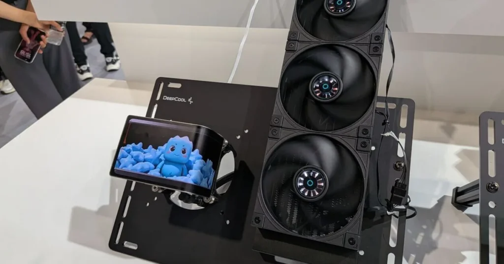 Refrigerador de DeepCool con tres ventiladores negros y pantalla integrada mostrando un personaje en un fondo azul. Disposición moderna y tecnológica.