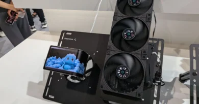 Refrigerador de DeepCool con tres ventiladores negros y pantalla integrada mostrando un personaje en un fondo azul. Disposición moderna y tecnológica.