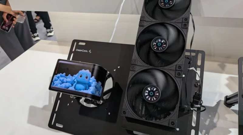 Refrigerador de DeepCool con tres ventiladores negros y pantalla integrada mostrando un personaje en un fondo azul. Disposición moderna y tecnológica.