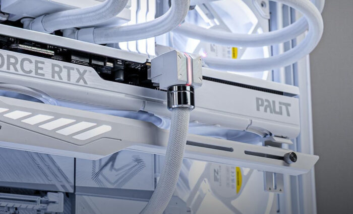 Tarjeta gráfica PALIT GeForce RTX en un sistema con revestimiento blanco y tubos de refrigeración elegantes, destacando un diseño moderno.