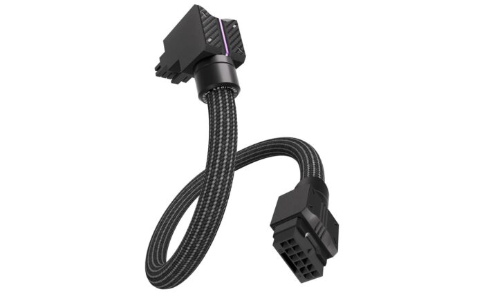 Conector de alimentación negro con malla trenzada, destacando un conector en un extremo y un bloque de diseño moderno en el otro.