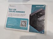 Folleto informativo sobre una solución de refrigeración de próxima generación, con un diseño negro y detalles en azul, incluyendo un código QR.