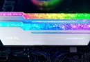 Kit DDR5 AQUARIUS Diamond RGB de GeIL con diseño diamante y retroiluminación RGB, instalado en una placa base.