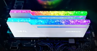 Kit DDR5 AQUARIUS Diamond RGB de GeIL con diseño diamante y retroiluminación RGB, instalado en una placa base.