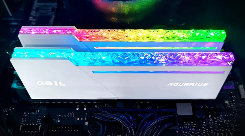 Kit DDR5 AQUARIUS Diamond RGB de GeIL con diseño diamante y retroiluminación RGB, instalado en una placa base.