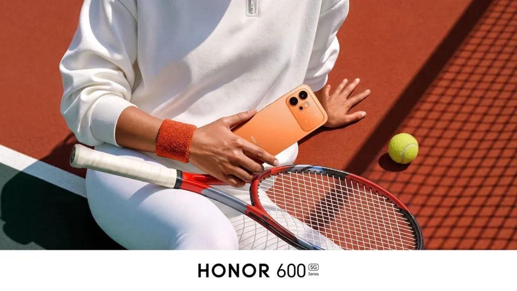 HONOR 600 en mano sobre una cancha de tenis, junto a una raqueta y una pelota, destaca su diseño moderno y colorido.