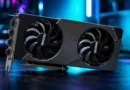 Tarjeta gráfica Inno3D GeForce RTX 5060 Ti con dos ventiladores, acabados en negro y gris, resaltada sobre una superficie oscura.