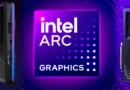 Dos tarjetas gráficas Intel Arc en un fondo oscuro con un logo brillante de Intel Arc Graphics en el centro, iluminado en tonos morados.