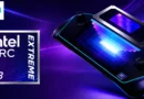 Dispositivo portátil de juego con un diseño futurista, mostrando un chip iluminado, en un fondo morado y azul con efectos de luz.