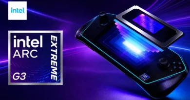 Dispositivo portátil de juego con un diseño futurista, mostrando un chip iluminado, en un fondo morado y azul con efectos de luz.