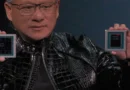 Jensen Huang presenta los nuevos chips de la arquitectura gráfica Blackwell Next de NVIDIA durante un evento tecnológico.