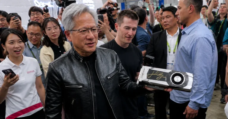 Jensen Huang firma una GTX 1080 y la califica como una de sus favoritas tras una década