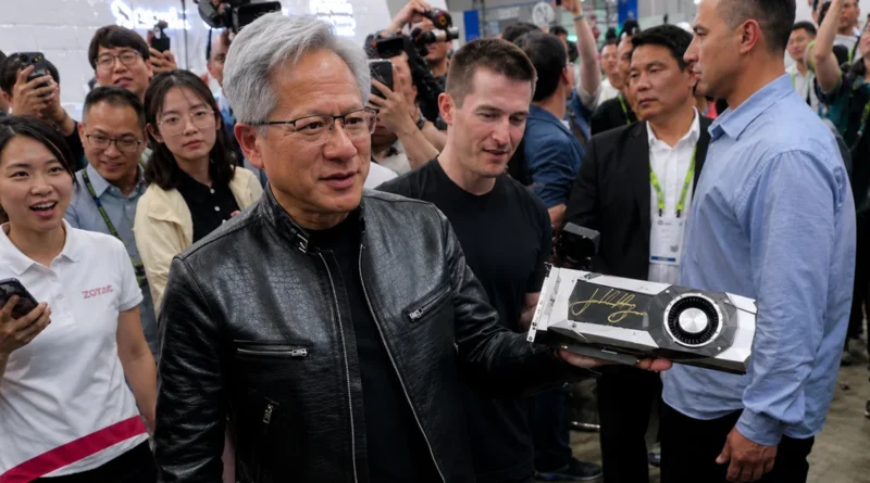 Jensen Huang sostiene una GPU GTX 1080 firmada, rodeado de personas en un evento, todos con sonrisas y cámaras.