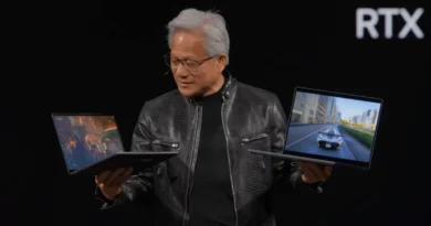 Hombre con cabello canoso sostiene dos laptops, una muestra un juego y la otra una escena de conducción, frente a fondo negro.