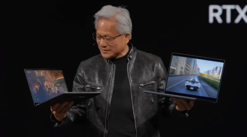 Hombre con cabello canoso sostiene dos laptops, una muestra un juego y la otra una escena de conducción, frente a fondo negro.