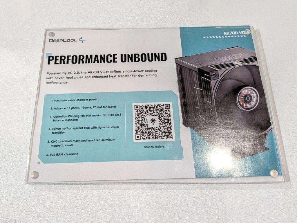 Ventilador DeepCool AK700 VC con diseño de torre única, información sobre rendimiento, especificaciones y un código QR en una placa informativa.