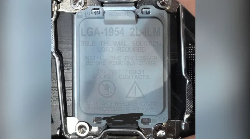 Socket LGA-1954 con una base metálica, instrucciones sobre la instalación del procesador y advertencias sobre el contacto con pines.