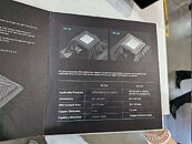 Página de especificaciones en negro con gráficos de GPU y tabla de datos técnicos, destacando modelos y características clave.