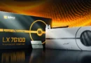 Tarjeta gráfica Lisuan Extreme LX 7G100 Founders Edition, con diseño moderno y caja destacada, ideal para gamers y entusiastas.