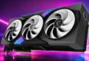 Tarjeta gráfica GeForce RTX 5090 con tres ventiladores, diseño negro y detalles en azul, iluminada por luces de fondo moradas y azules.