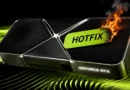 Tarjeta gráfica GeForce RTX de NVIDIA sobre un fondo verde, con la etiqueta "HOTFIX" en llamas, destacando un mensaje dinámico.