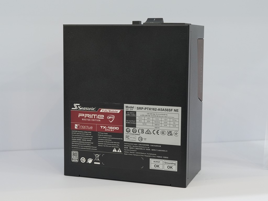 Fuente de alimentación Seasonic Prime TX-1600, con diseño negro mate y etiqueta roja y blanca en el lado, detalles técnicos visibles.