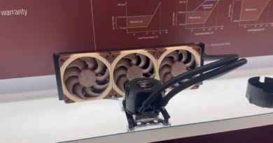Refrigerador AIO de Noctua con tres ventiladores en color marrón y beige, montaje en la parte superior con tubos de líquido, sobre una superficie clara.