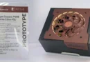 Fuente de alimentación Seasonic PRIME TX Noctua Edition con ventilador de color marrón, acompañada de una ficha técnica en la esquina superior izquierda.