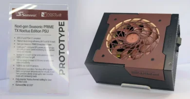 Fuente de alimentación Seasonic PRIME TX Noctua Edition con ventilador de color marrón, acompañada de una ficha técnica en la esquina superior izquierda.
