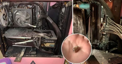 Módulo G.Skill DDR5 dañado en una computadora, evidencias de un impacto de bala en el interior del gabinete.