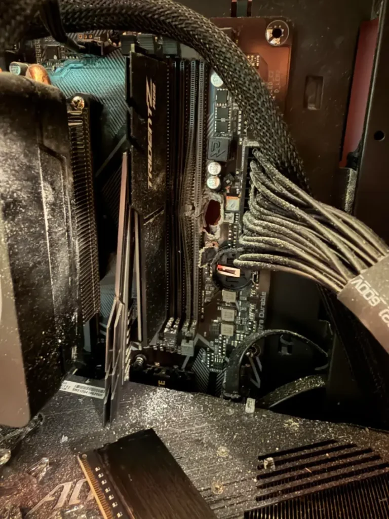 Placa base con componentes y conexiones de un ordenador, mostrando detalles de cables y refrigeración.