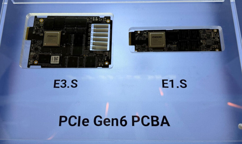 Dos placas de circuito impreso PCIe Gen6, E3.S y E1.S, destacadas en un soporte transparente con etiquetas visibles.