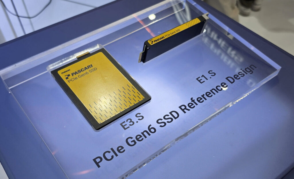 SSD PCIe Gen6 en una base transparente, mostrando dos modelos: E3.S y E1.S, con un diseño amarillo y negro. Fondo azul.