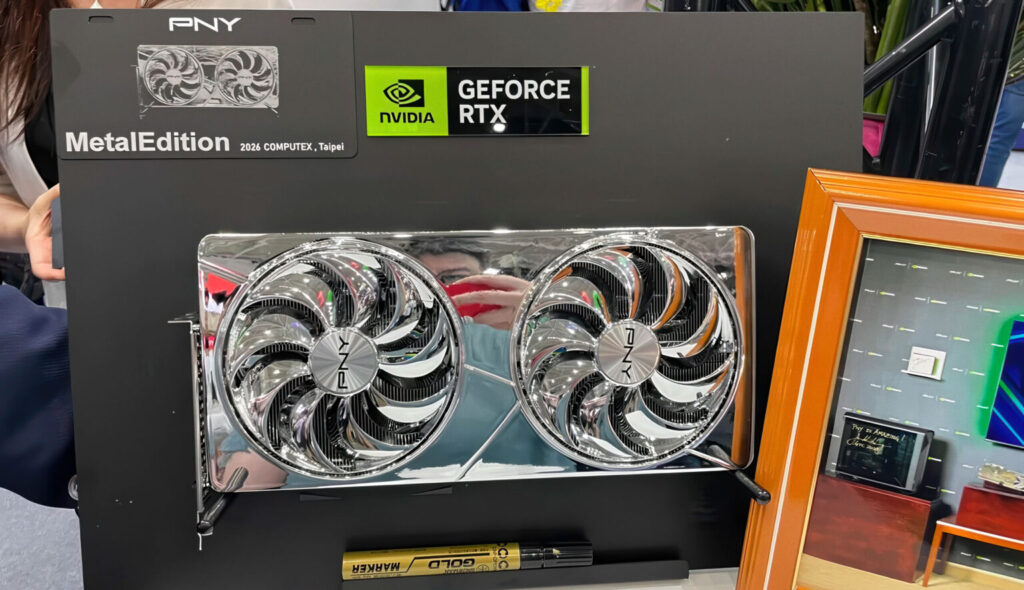 Dispositivo gráfico PNY GeForce RTX 40, con un diseño metálico brillante y dos ventiladores circulares visibles en un fondo negro.