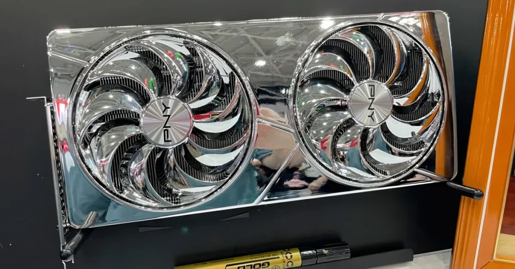 Refrigerador de GPU con acabado espejo, mostrando dos ventiladores de diseño estilizado en un fondo negro, resaltando su brillo y detalles.