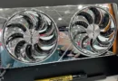 Refrigerador de GPU con acabado espejo, mostrando dos ventiladores de diseño estilizado en un fondo negro, resaltando su brillo y detalles.