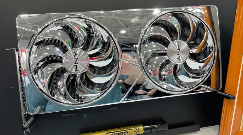 Refrigerador de GPU con acabado espejo, mostrando dos ventiladores de diseño estilizado en un fondo negro, resaltando su brillo y detalles.