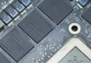 Memoria DRAM y NAND en una placa de circuito, destacando componentes tecnológicos clave para el hardware.