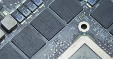 Memoria DRAM y NAND en una placa de circuito, destacando componentes tecnológicos clave para el hardware.