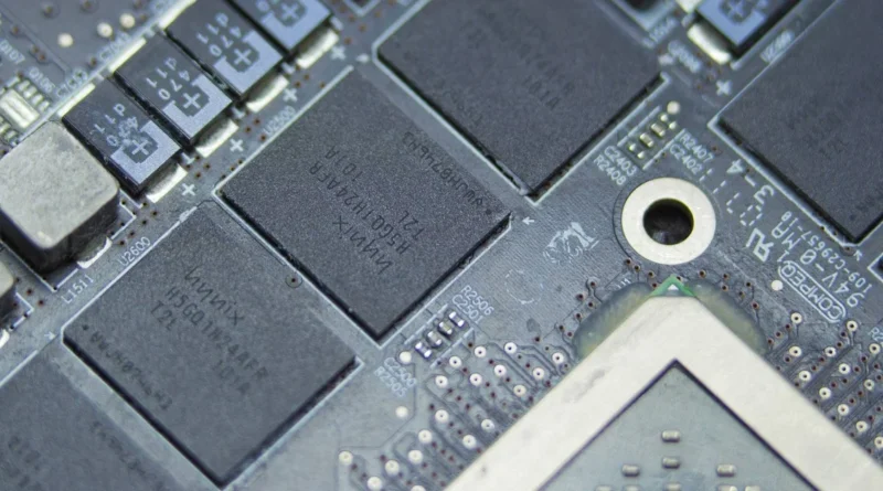 Memoria DRAM y NAND en una placa de circuito, destacando componentes tecnológicos clave para el hardware.
